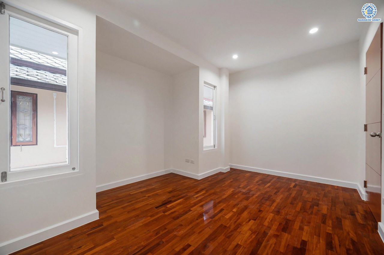 บ้านมือสองตกแต่งใหม่ โครงการ ปารวีร์ เพชรเกษม63 เนื้อที่ 82.4 ตร.ว. ฟังก์ชัน 3 ห้องนอน 4 ห้องน้ำ 1 ห้องแม่บ้าน 2 ที่จอดรถ บนพื้นที่ใช้สอย 244.52 ตร.ม. ทำเลศักยภาพ เชื่อมต่อหลายเส้นทาง ใกล้เดอะมอลล์บางแค จุดขึ้นทางด่วน "พระราม2" และรถไฟฟ้าสายสีน้ำเงิน "สถานีหลักสอง"